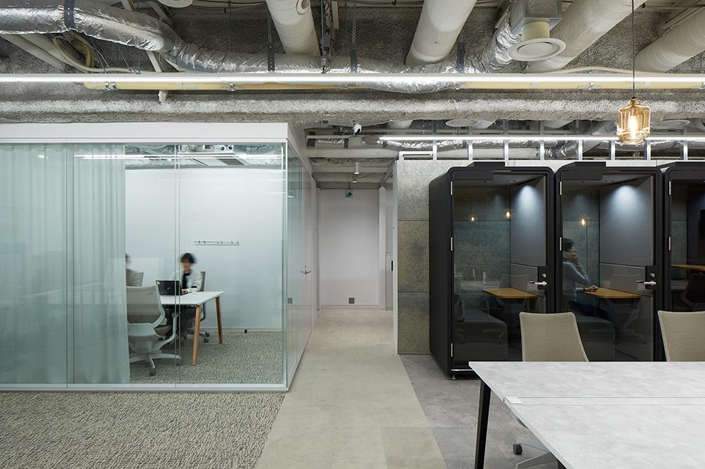 電話ボックス型のweb会議ブースやガラス間仕切の会議室があるオフィス