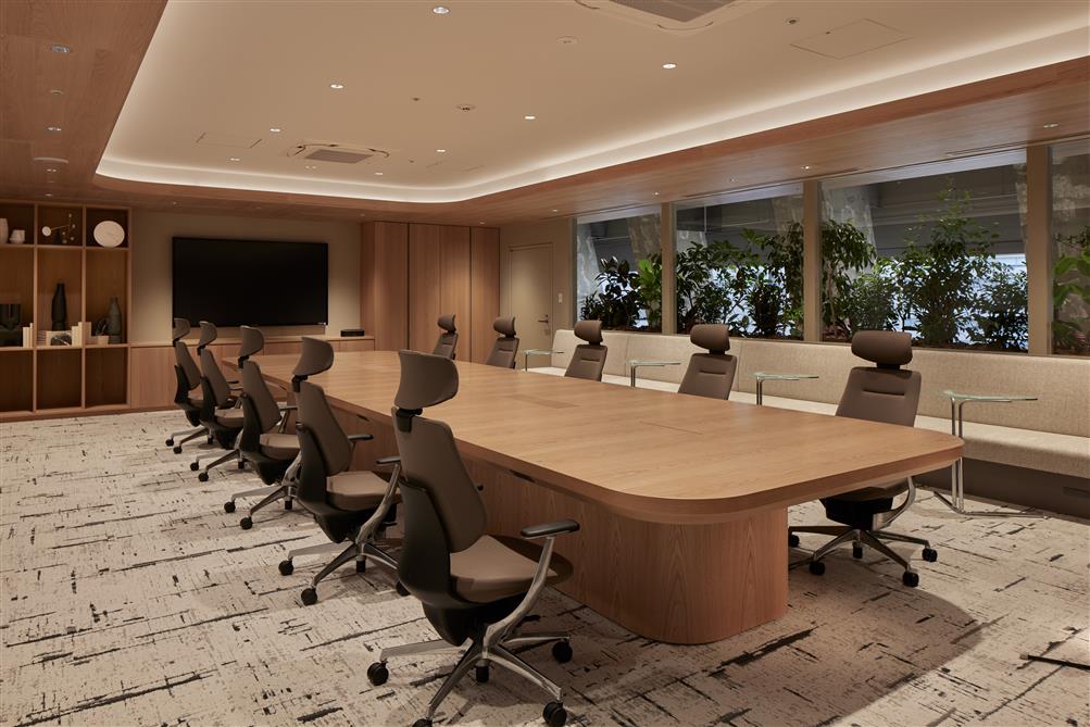 木目の大きな会議テーブルが印象的な役員会議室