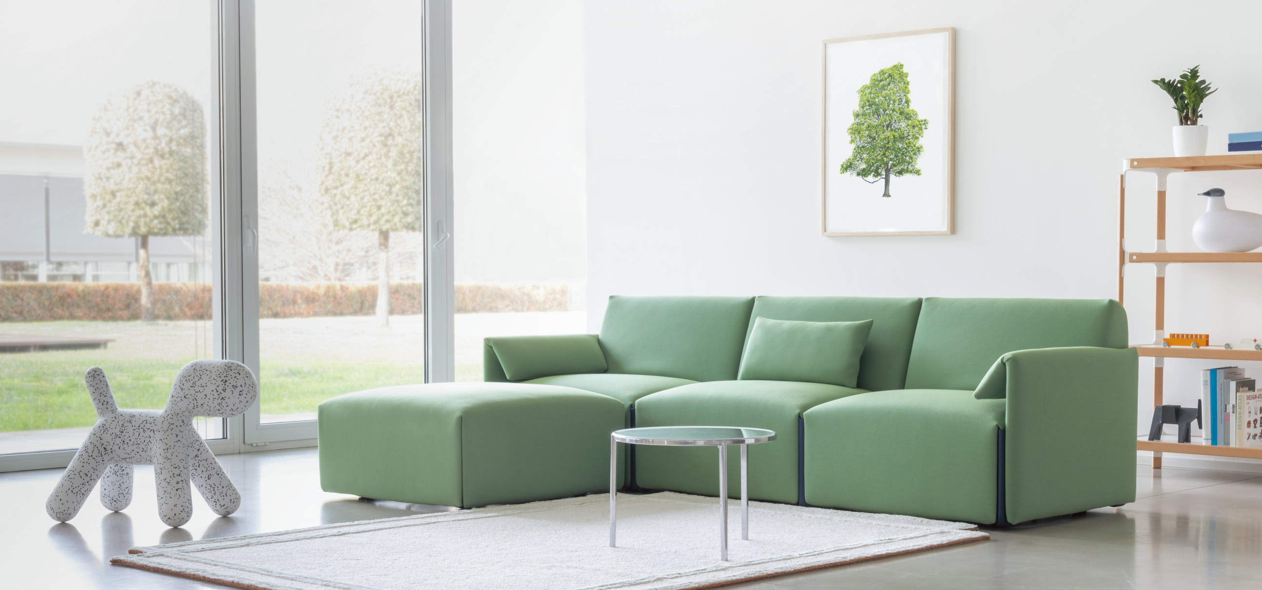 緑色のソファがある明るい空間