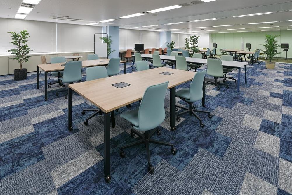 オフィスにはタイルカーペットが便利？メリットや選び方、掃除方法も解説｜コクヨマーケティング