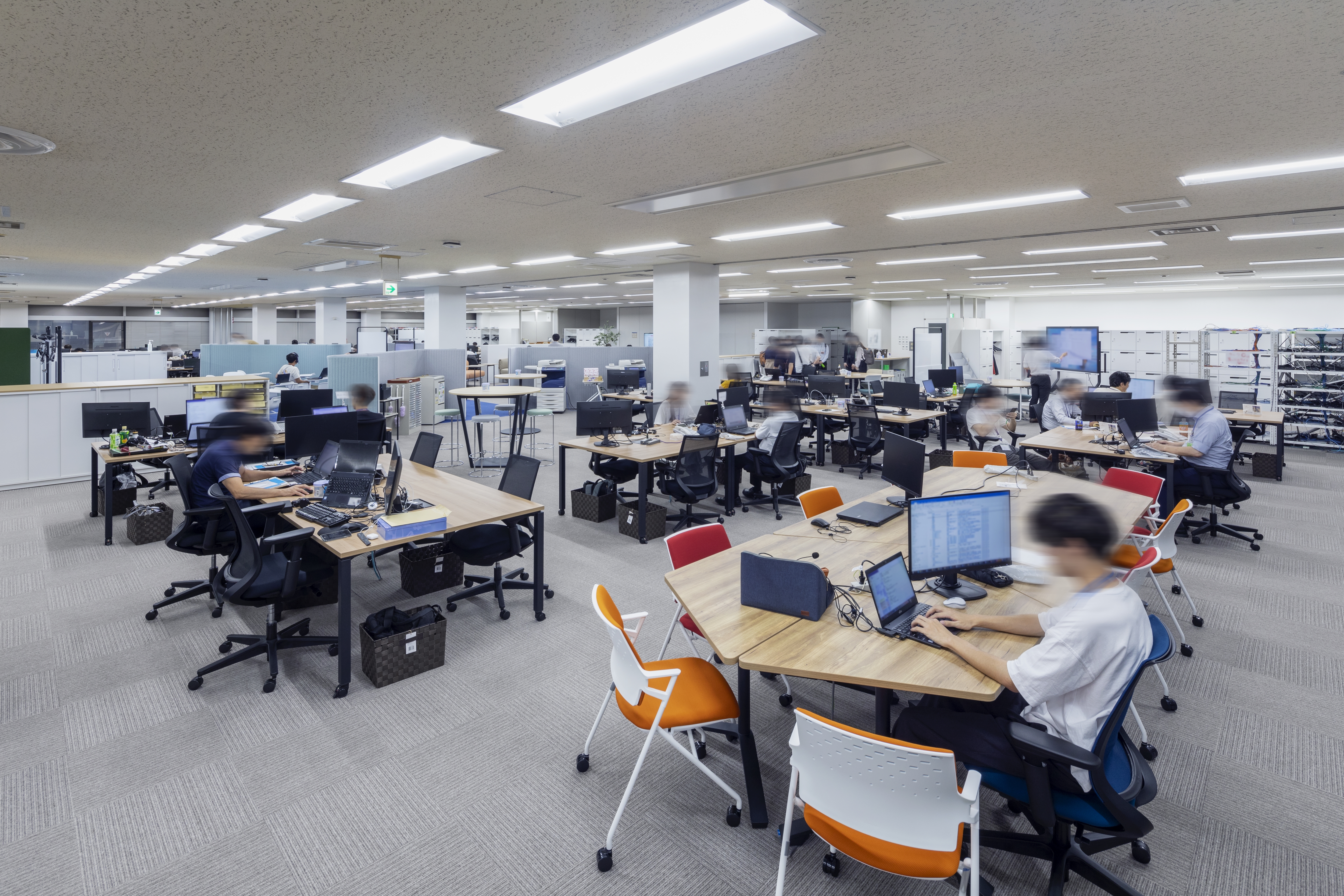 配線の工夫によりワーカー自身でレイアウト変更可能な空間