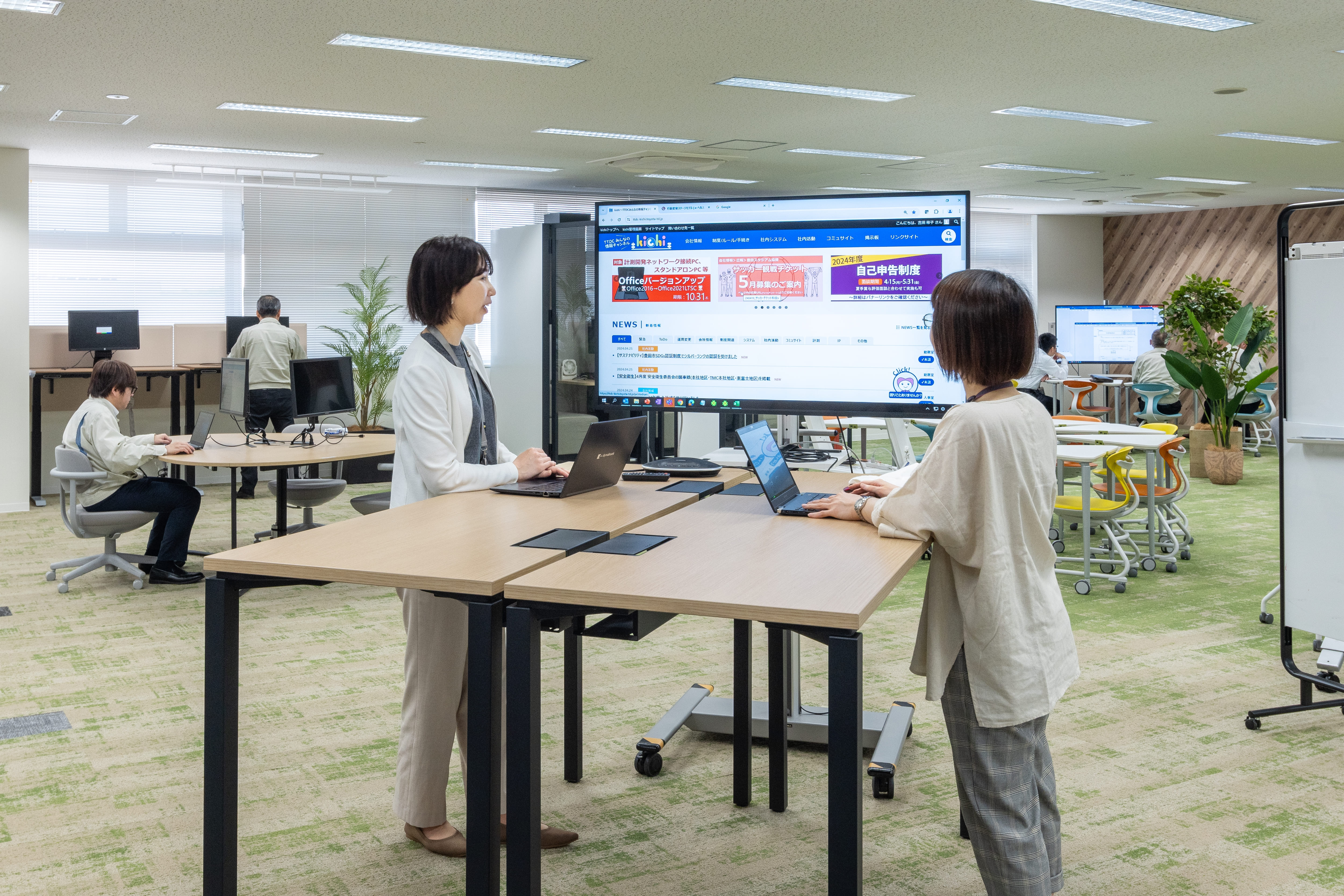 トヨタテクニカルディベロップメント株式会社様事例_スタンディングテーブル