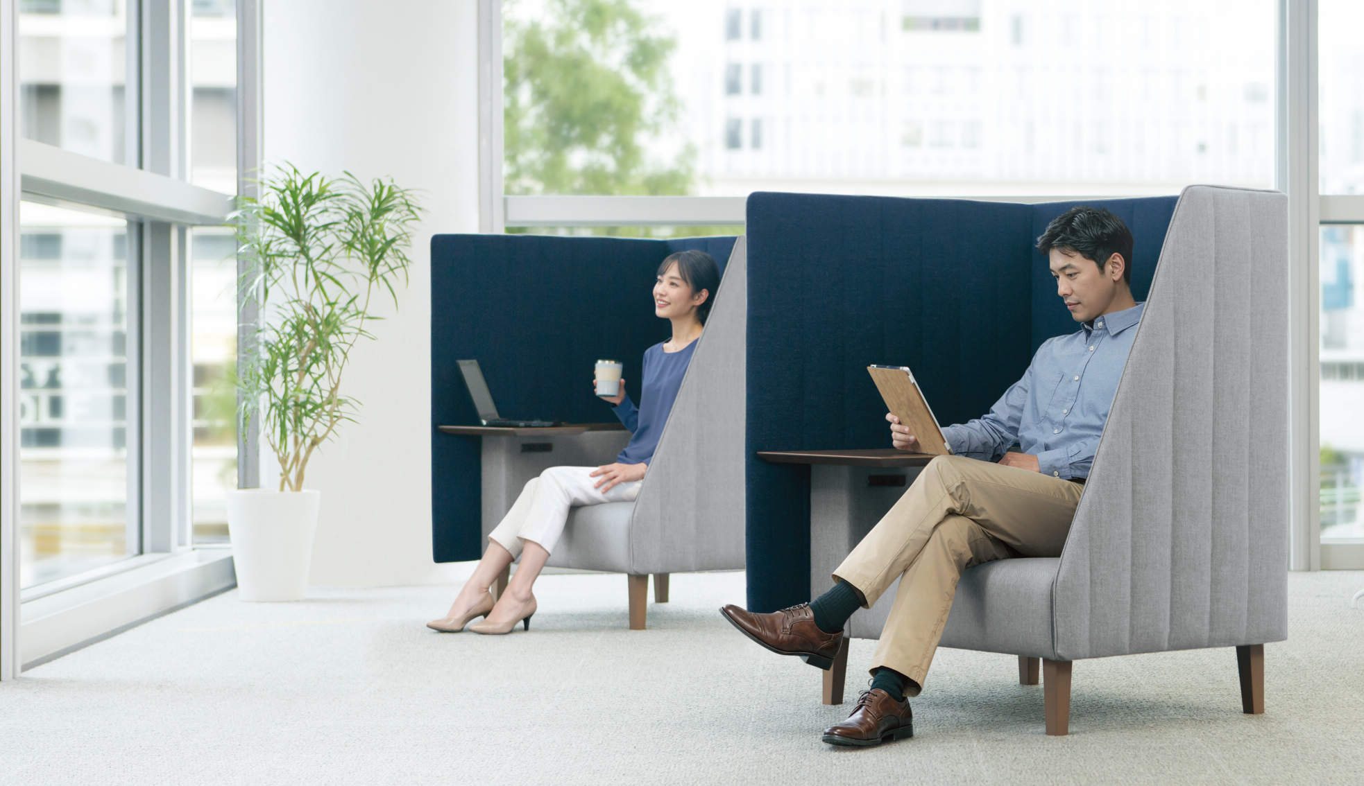 テラス席でゆっくり雑誌を読む男性