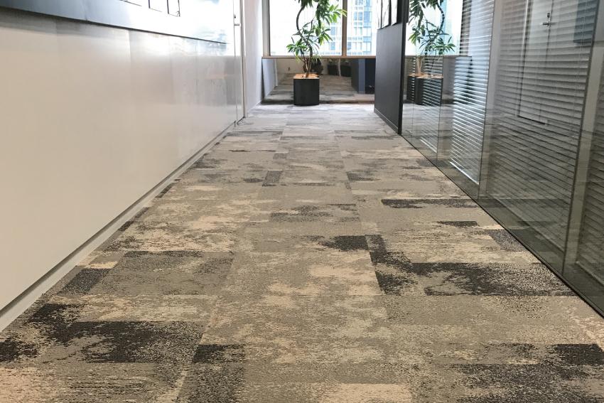 グレー調の石畳のように見えるオフィスの床