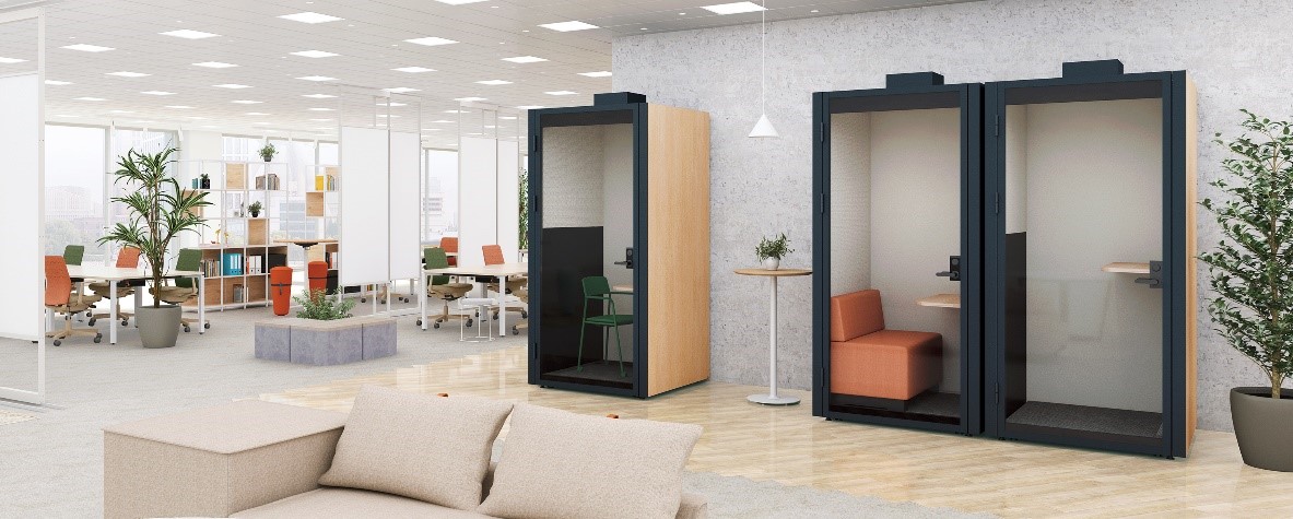 個室型のweb会議ブースが3台あるリビングテイストの柔らかいオフィス