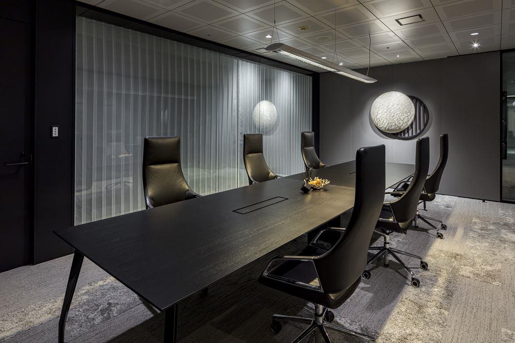 黒い会議テーブルが印象的なシックな6名用の応接会議室