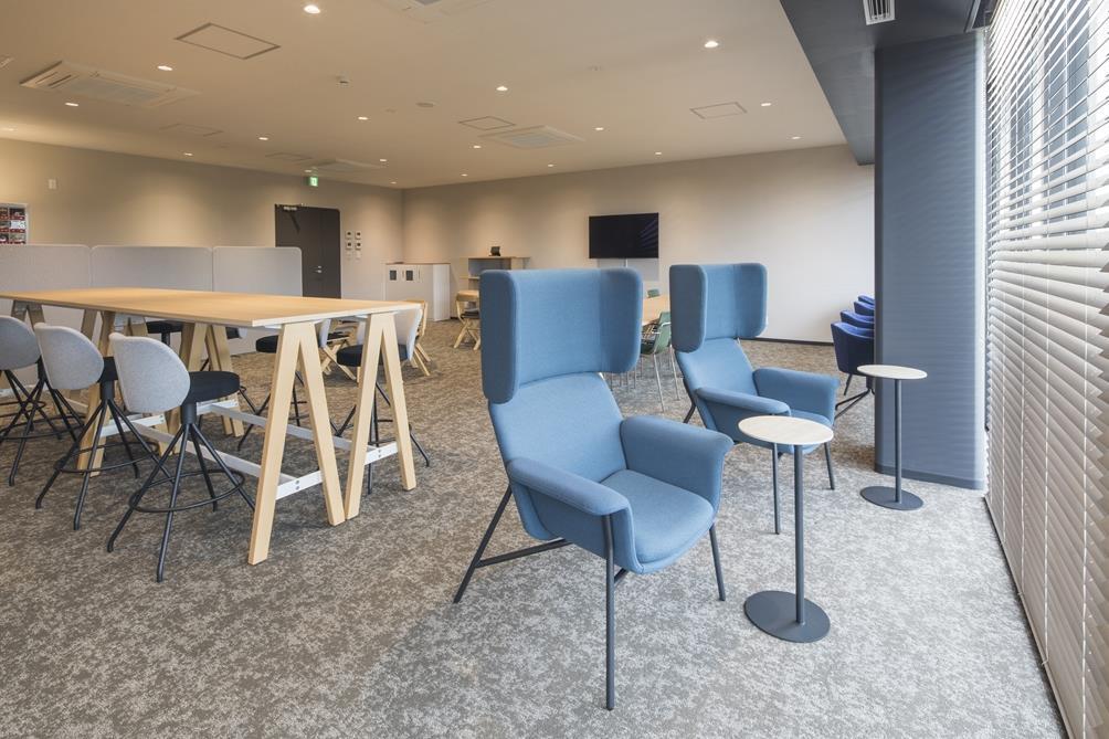 一人掛けの席から他人数の席まで様々なバリエーションを持たせる