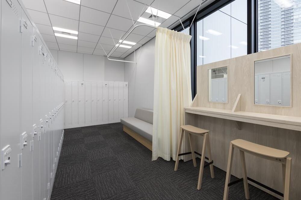 ロッカールームにパウダーコーナーを完備