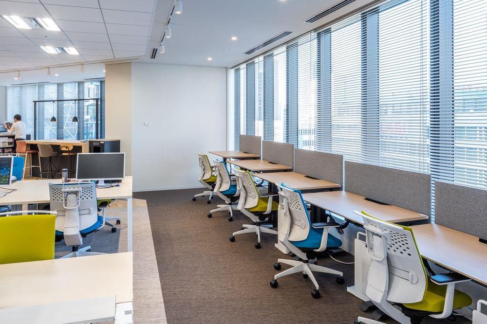 姿勢を変えて働くことができるデスク