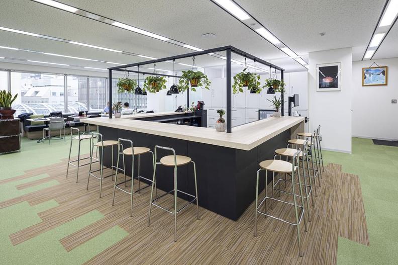 カフェカウンター席のあるオフィス