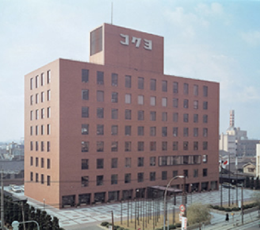 写真：完成間もない本社ビル（大阪東成区／昭和44年）