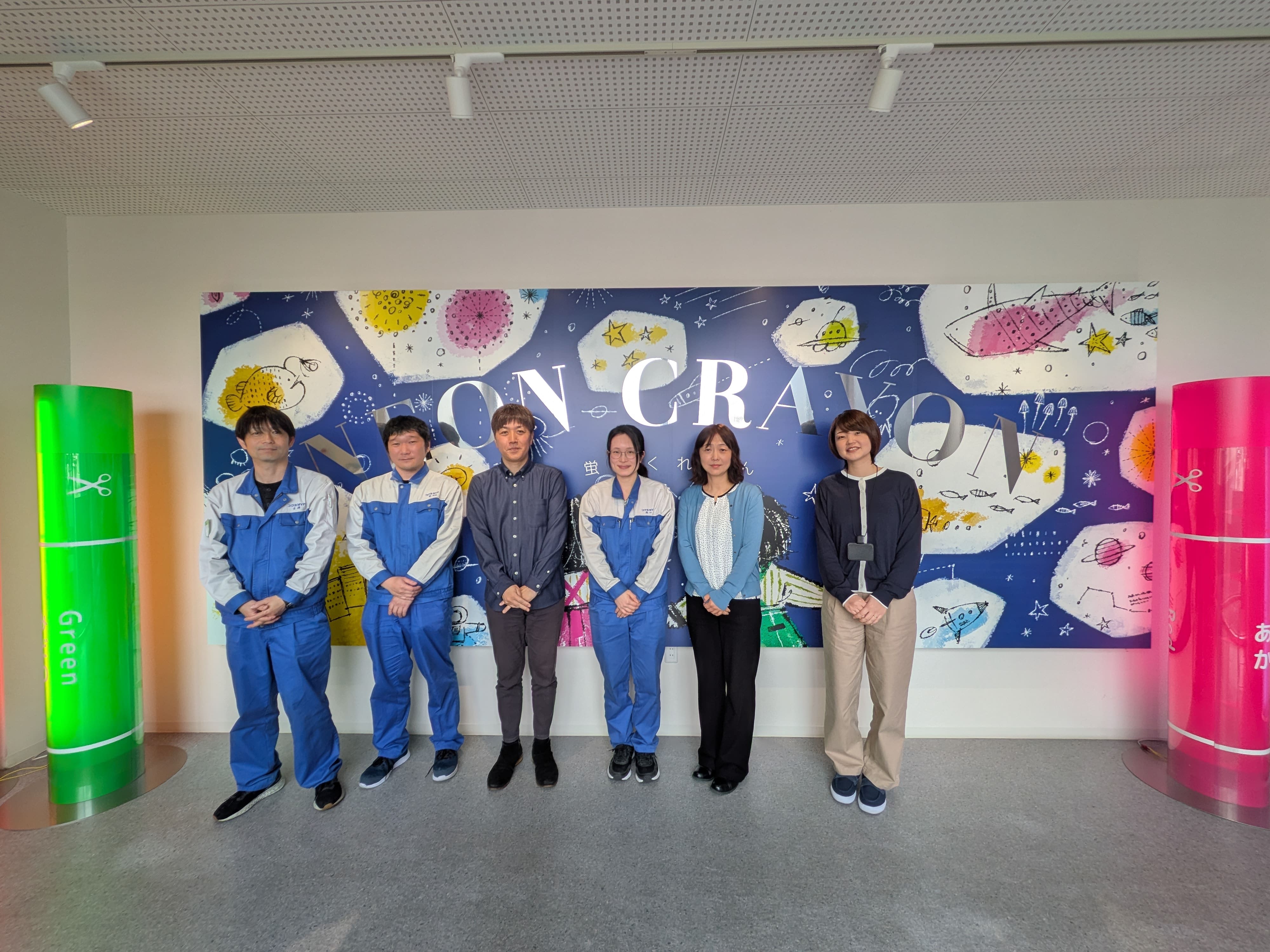 従業員の方々の集合写真
